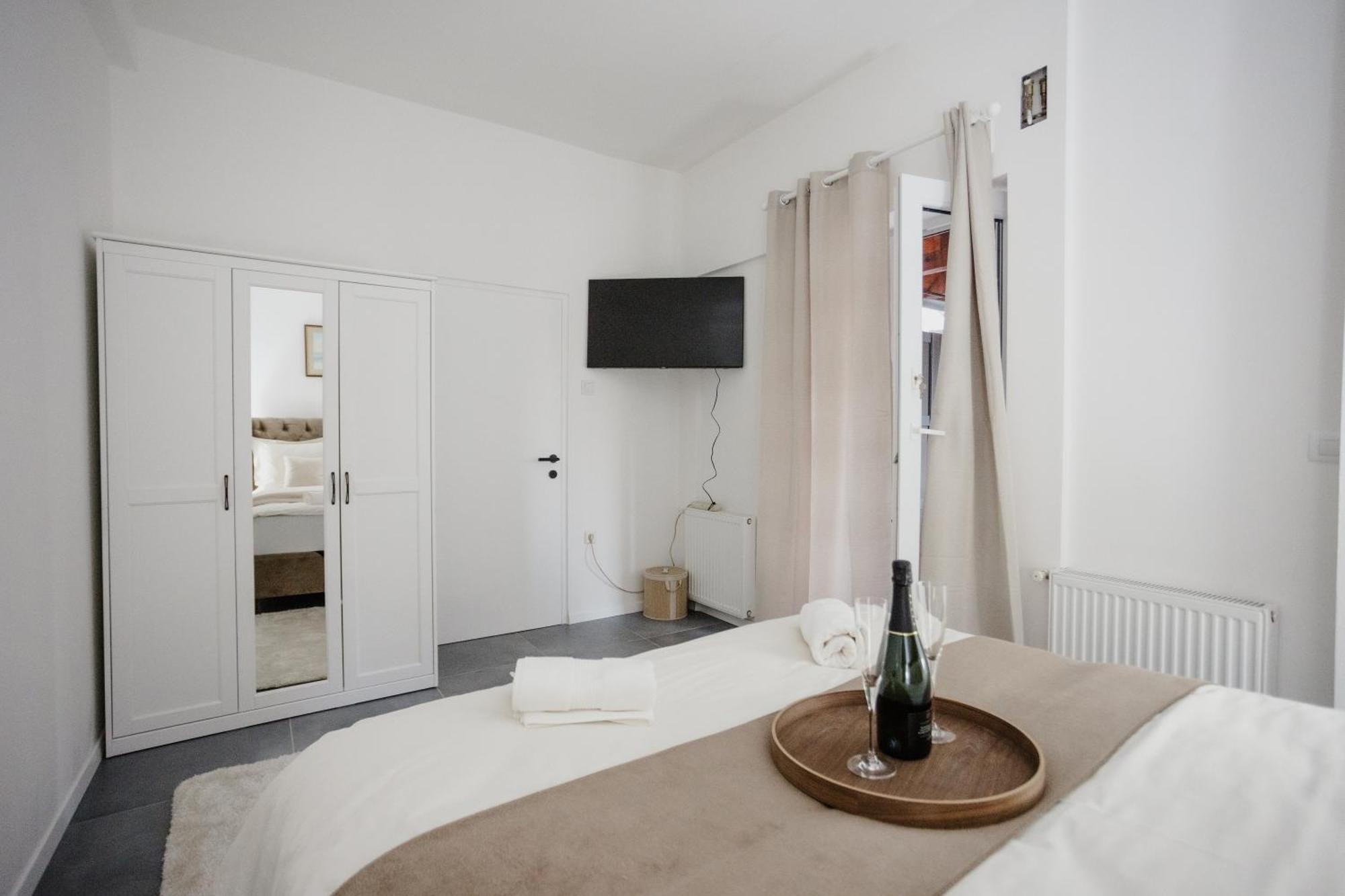 Luxury Apartment *